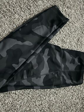 Old Navy Active Black & Gray Camo Leggings